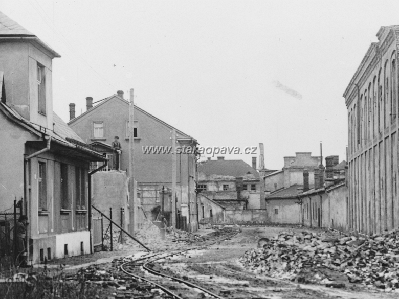 polni (3).jpg - Zvětšený výřez z předchozí fotografie z roku 1945. Dům vlevo je Polní 3a a 3b.
